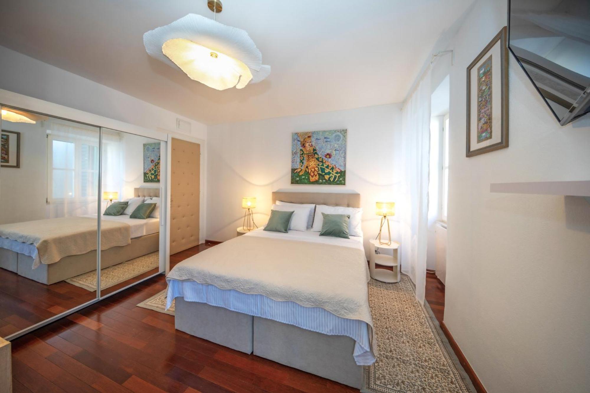 Diocletian Tower - Bella Vista & Palazzo Apartment สปลิท ภายนอก รูปภาพ